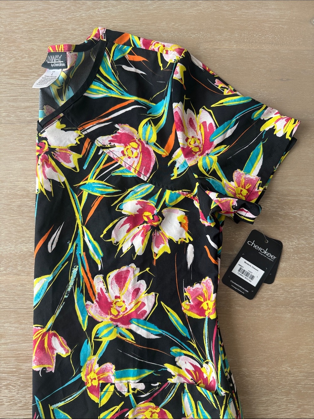 NWT Cherokee Runway Floral Scrub Top | L